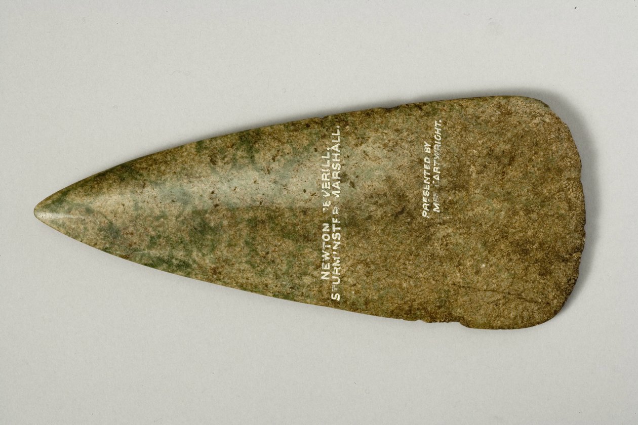 Kirveen pää, 4500-2500 eKr. (kiillotettu vihreä kivi) (katso rekto 270531) tekijältä Neolithic