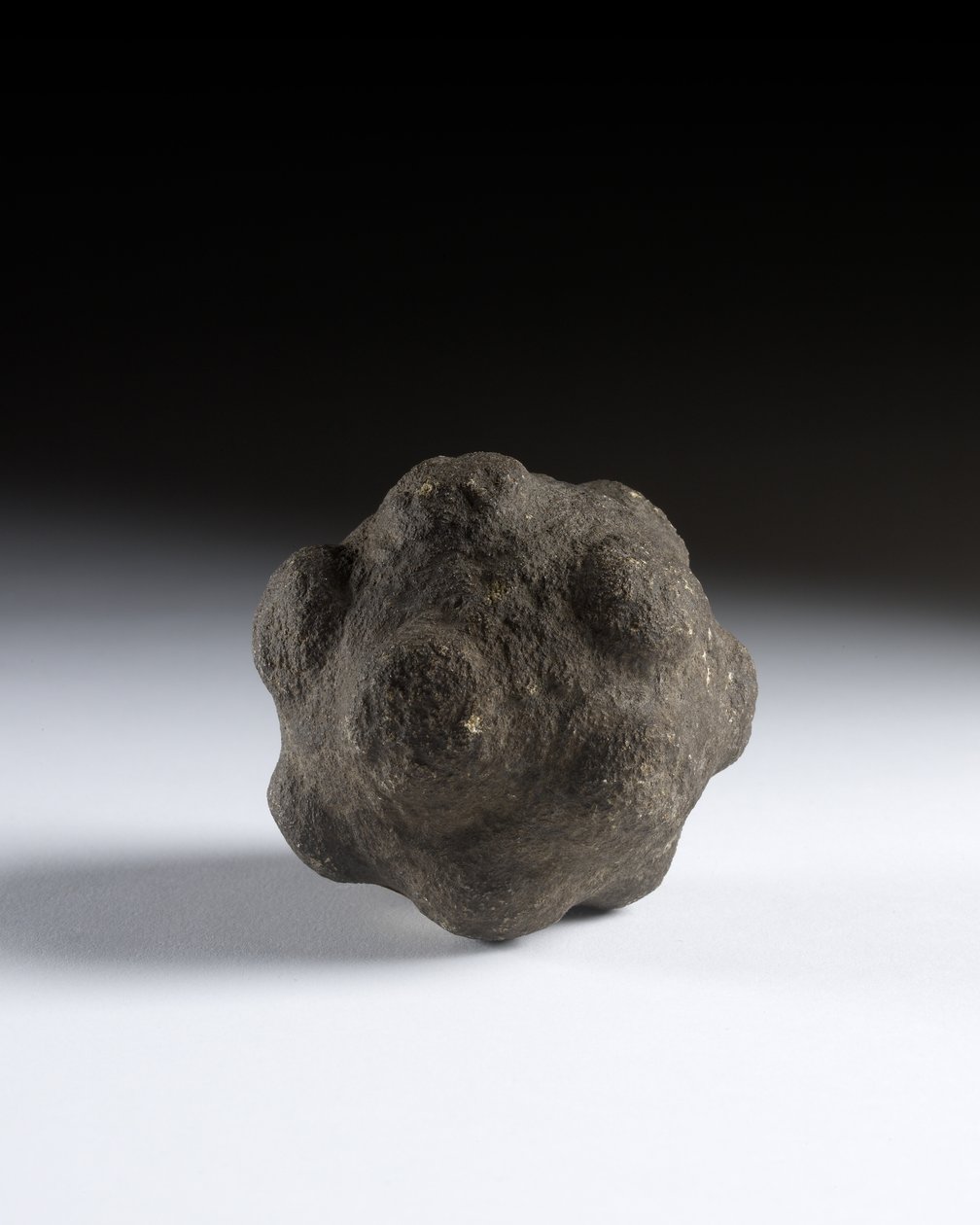 Kaiverrettu pallo, myöhäisneoliittinen kausi, Skotlanti, noin 3750-2000 eaa. tekijältä Neolithic