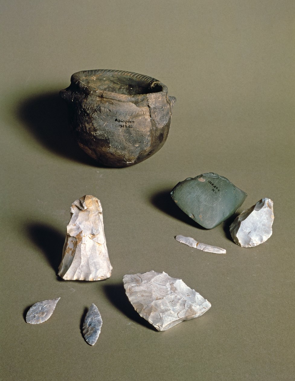 Keramiikkaa, kirveitä ja nuolenkärkiä Abingdonin, Berkshiren, neoliittisesta leiristä, luultavasti 6000-4000 eKr. (keramiikka ja kivi). tekijältä Neolithic