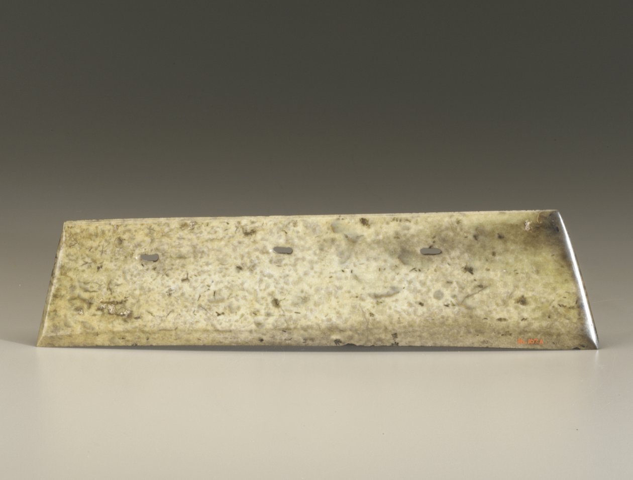 Haarukkataltta (zhang), Qijia-kulttuuri, n. 2500-2000 eKr. (jade) tekijältä Neolithic Period Chinese School
