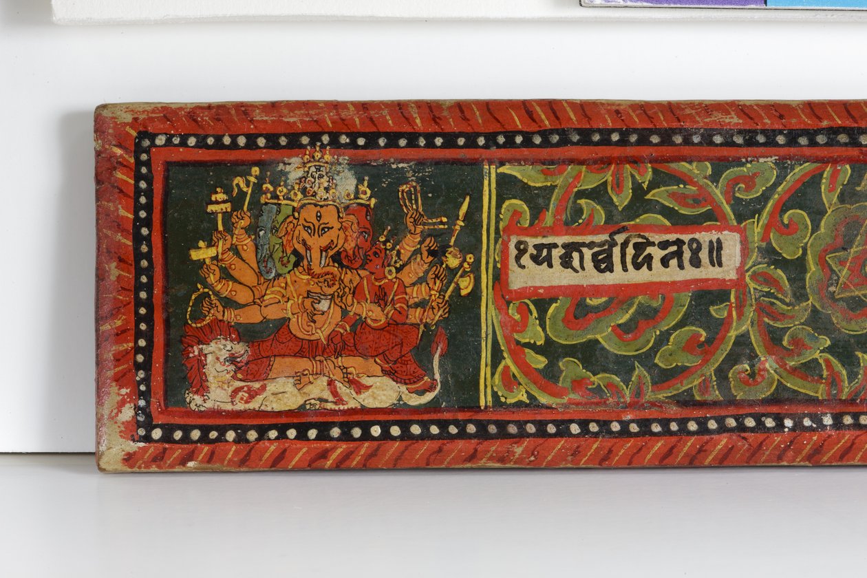 Yksityiskohta Devimahatmya-käsikirjoituksen kannesta (läpinäkymätön wc puulla) tekijältä Nepalese School