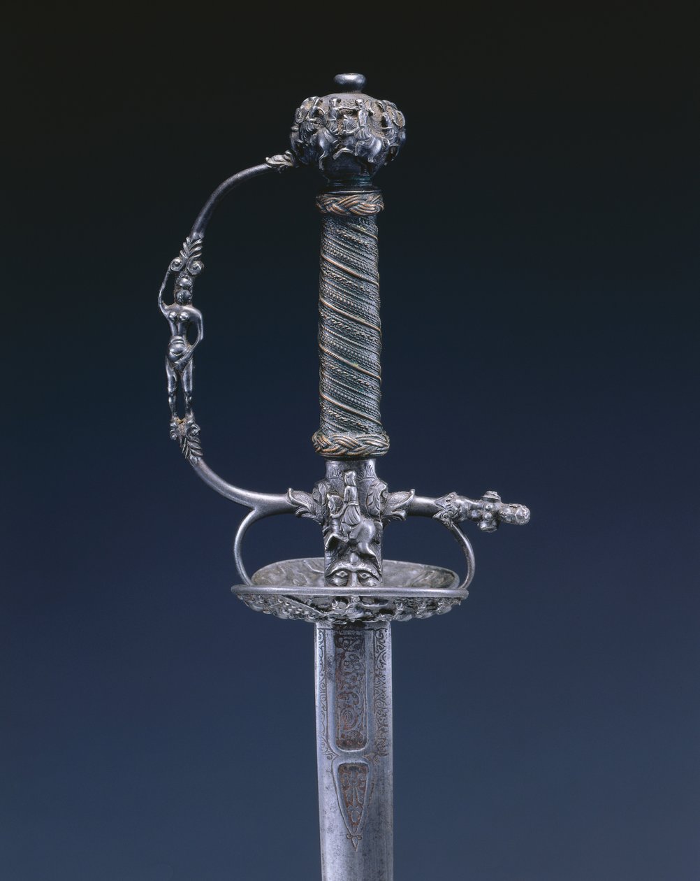 Pieni miekka, n. 1650-60 (teräs-, puu- ja kuparilanka) tekijältä Netherlandish School