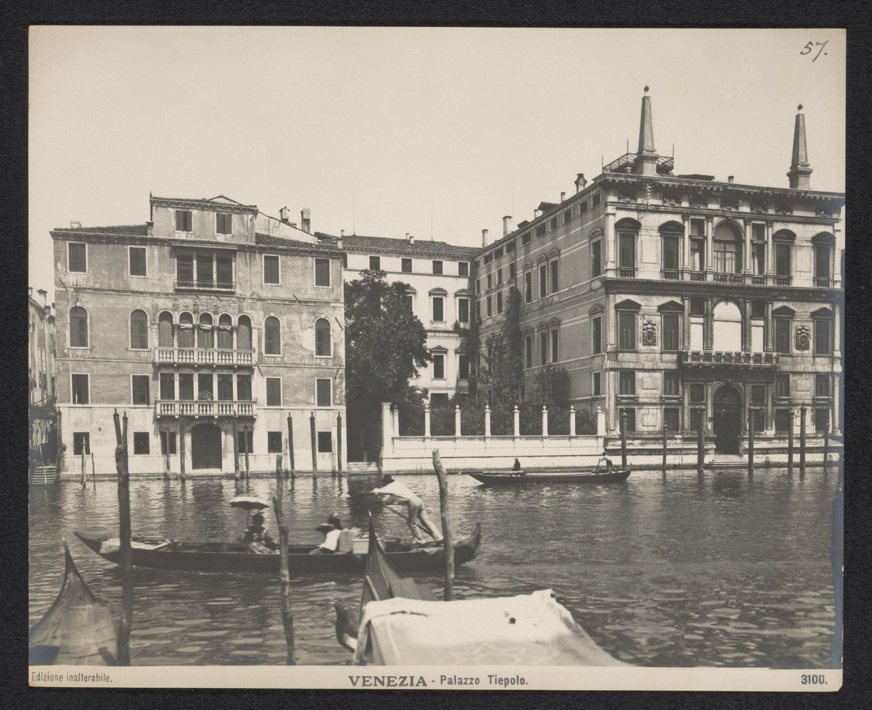 Venetsian palatsin ulkopuoli Venetsia - Palazzo Tiepolo (otsikko esineessä) tekijältä Neue Photographische Gesellschaft