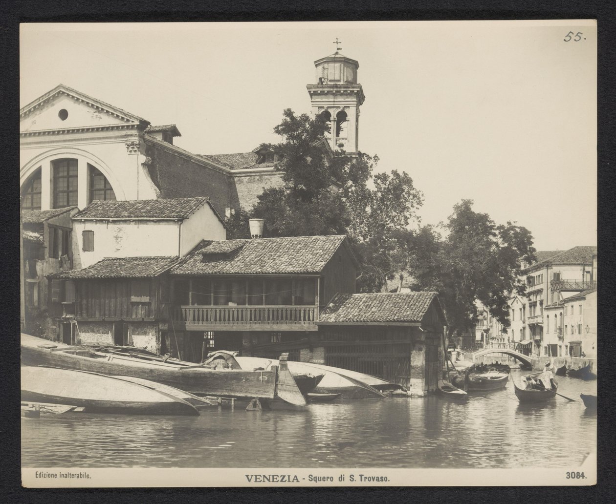 Näkymä gondolityöpajasta Squero di San Trovasolla Venetsiassa Venezia - Squero di S. Trovaso (otsikko esineessä) tekijältä Neue Photographische Gesellschaft