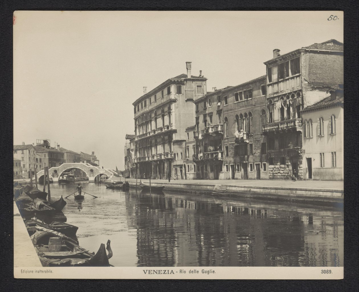 Näkymä kanavalle Venetsiassa Venezia - Rio delle Guglie (otsikko esineessä) tekijältä Neue Photographische Gesellschaft
