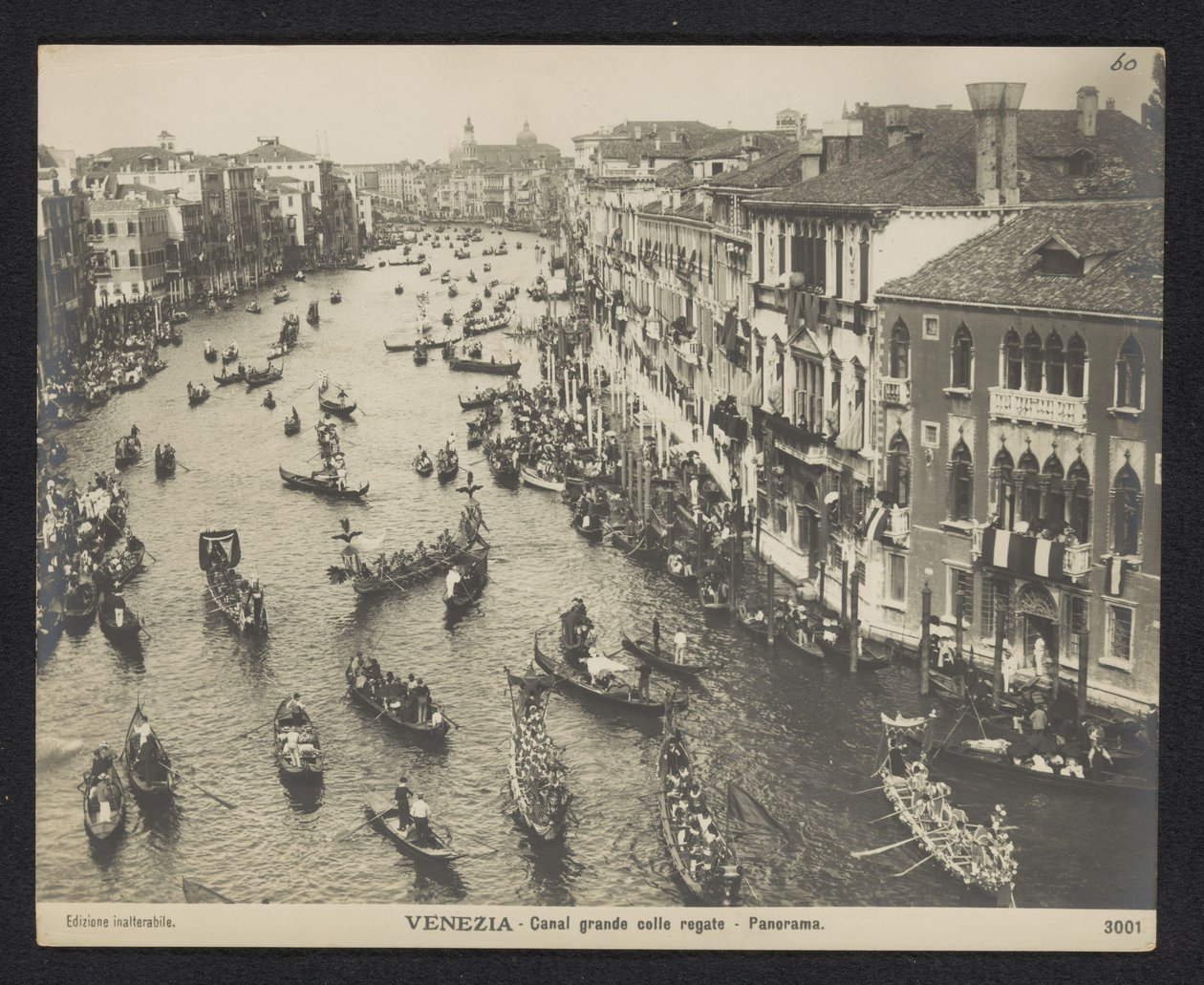 Gondolit Grand Canalilla Venetsiassa Venetsia. Canal grande colle regate - Panorama (otsikko esineessä) tekijältä Neue Photographische Gesellschaft