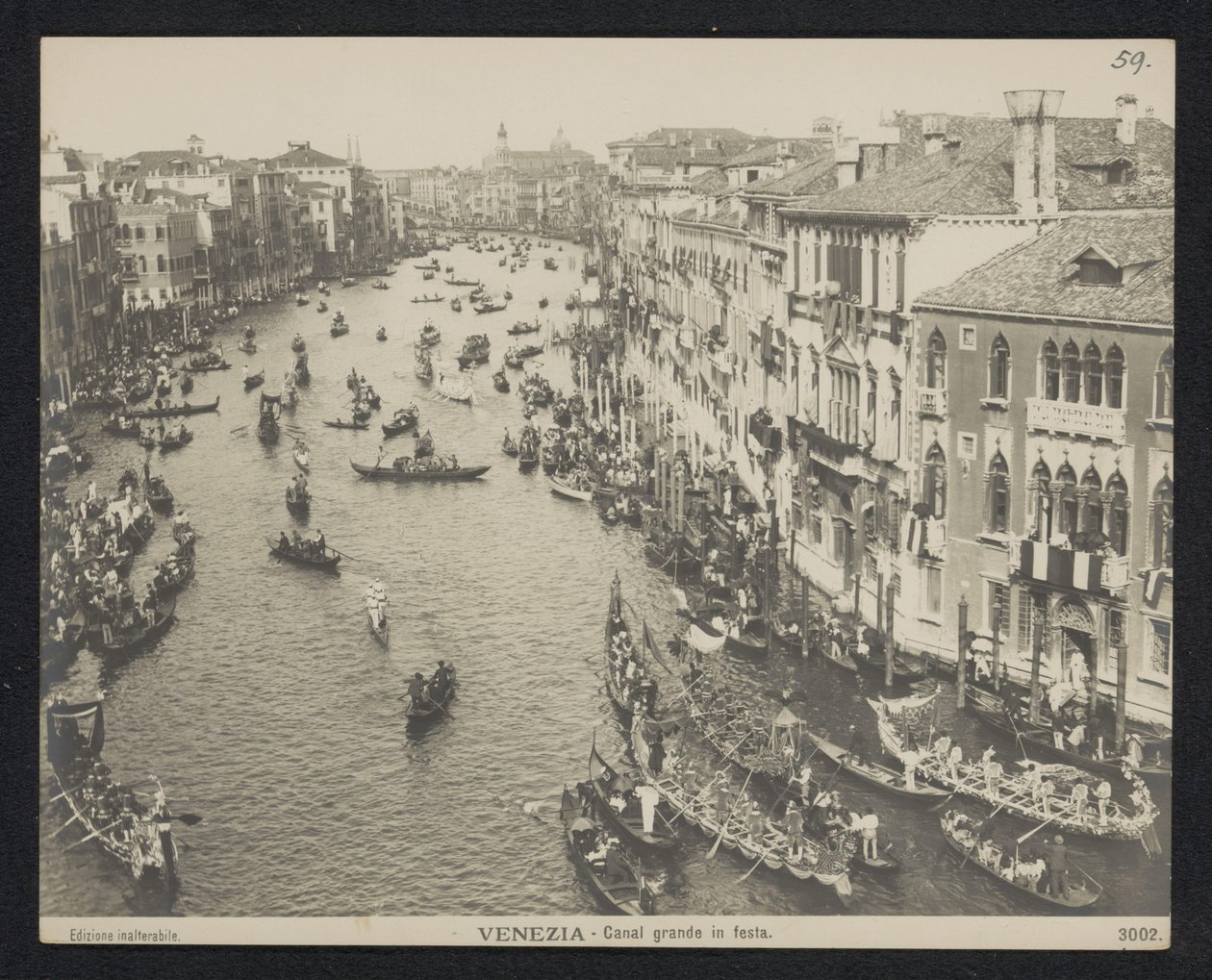 Gondolit Grand Canalilla Venetsiassa Venetsia. Grand Canal Festassa (otsikko esineessä) tekijältä Neue Photographische Gesellschaft