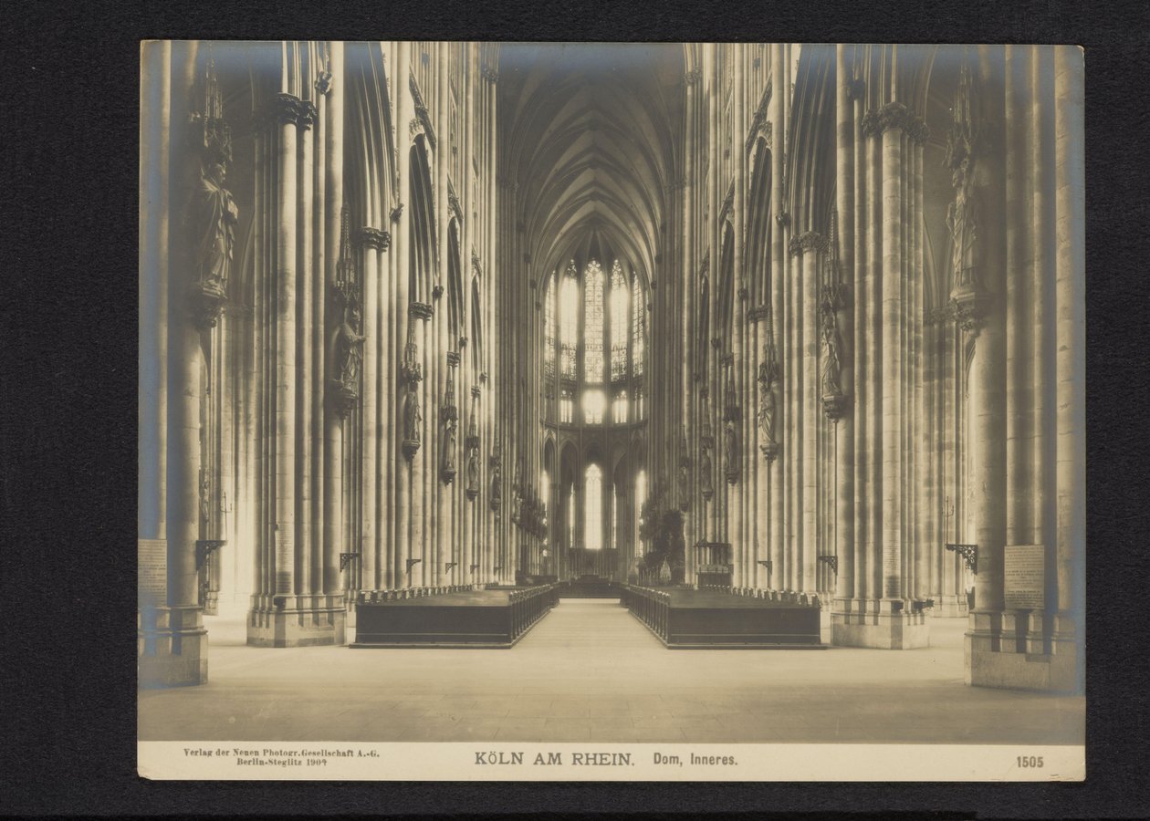 Kölnin tuomiokirkon sisätilat Köln am Rhein. Dom, Inneres (otsikko esineessä) tekijältä Neue Photographische Gesellschaft
