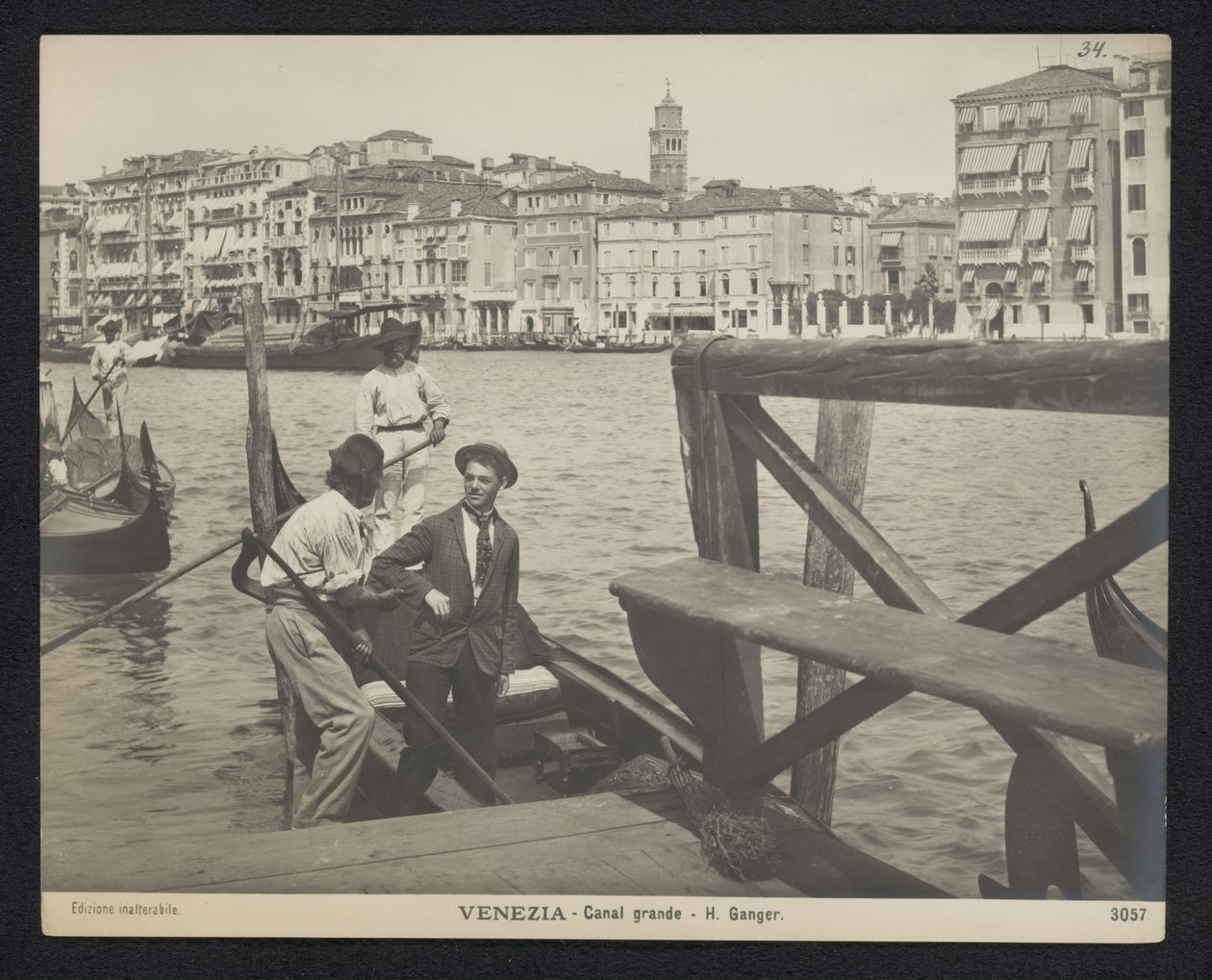 Nuori mies gondolissa Venetsiassa Venezia - Grand Canal - H. Ganger (otsikko esineessä) tekijältä Neue Photographische Gesellschaft