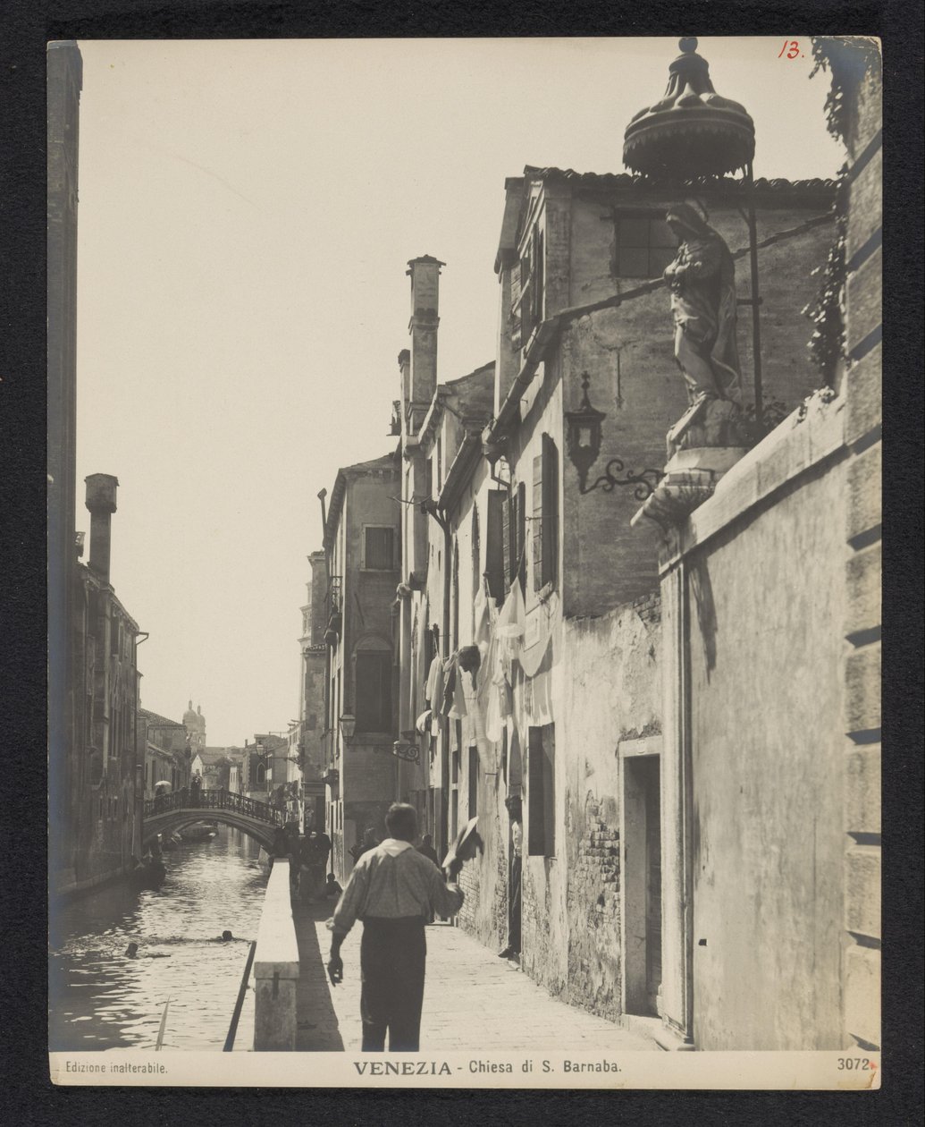 Kade langs de Chiesa di San Barnaba te Venetië Venetsia - S. Barnaban kirkko (otsikko esineessä) tekijältä Neue Photographische Gesellschaft