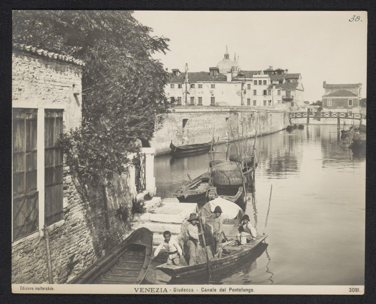 Kanaal te Venetië Venetsia - Giudecca - Pontelungon kanava (otsikko esineessä) tekijältä Neue Photographische Gesellschaft