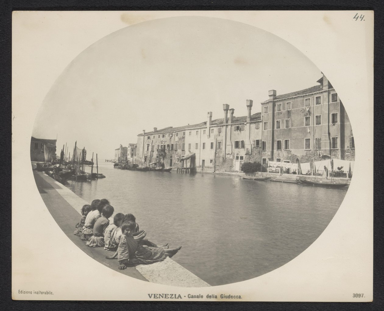 Lapset laiturilla kanavan varrella Venetsiassa Venetsia - Canale della Giudecca (otsikko esineessä) tekijältä Neue Photographische Gesellschaft