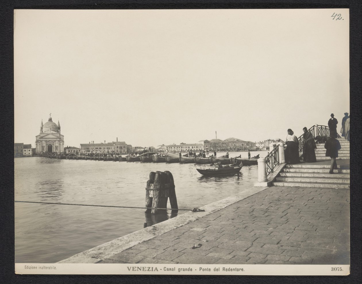 Ponttonisilta Grand Canalin yli Venetsiassa Festa del Redentoren aikana Venetsia - Grand Canal - Ponte del Redentore (otsikko esineessä) tekijältä Neue Photographische Gesellschaft