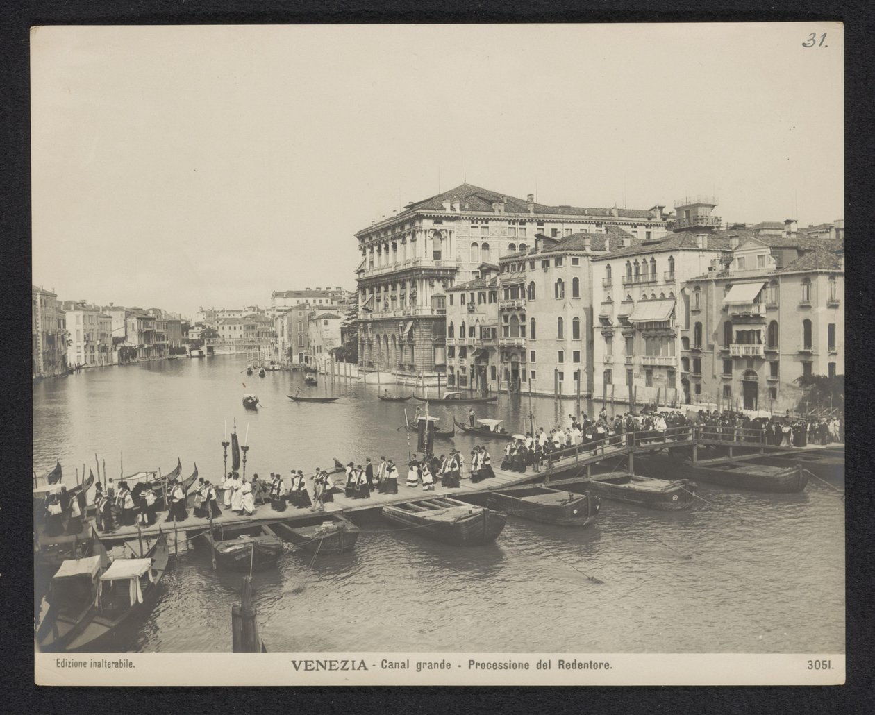 Kulkue ponttonisillan yli Venetsian Grand Canalilla Festa del Redentoren aikana Venetsia - Canal Grand - Processione del Redentore (otsikko esineessä) tekijältä Neue Photographische Gesellschaft