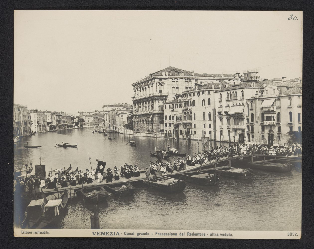 Kulkue ponttonisillan yli Venetsian Grand Canalilla Festa del Redentoren aikana Venetsia - Canal Grand - Processione del Redentore - altra veduta (otsikko esineessä) tekijältä Neue Photographische Gesellschaft