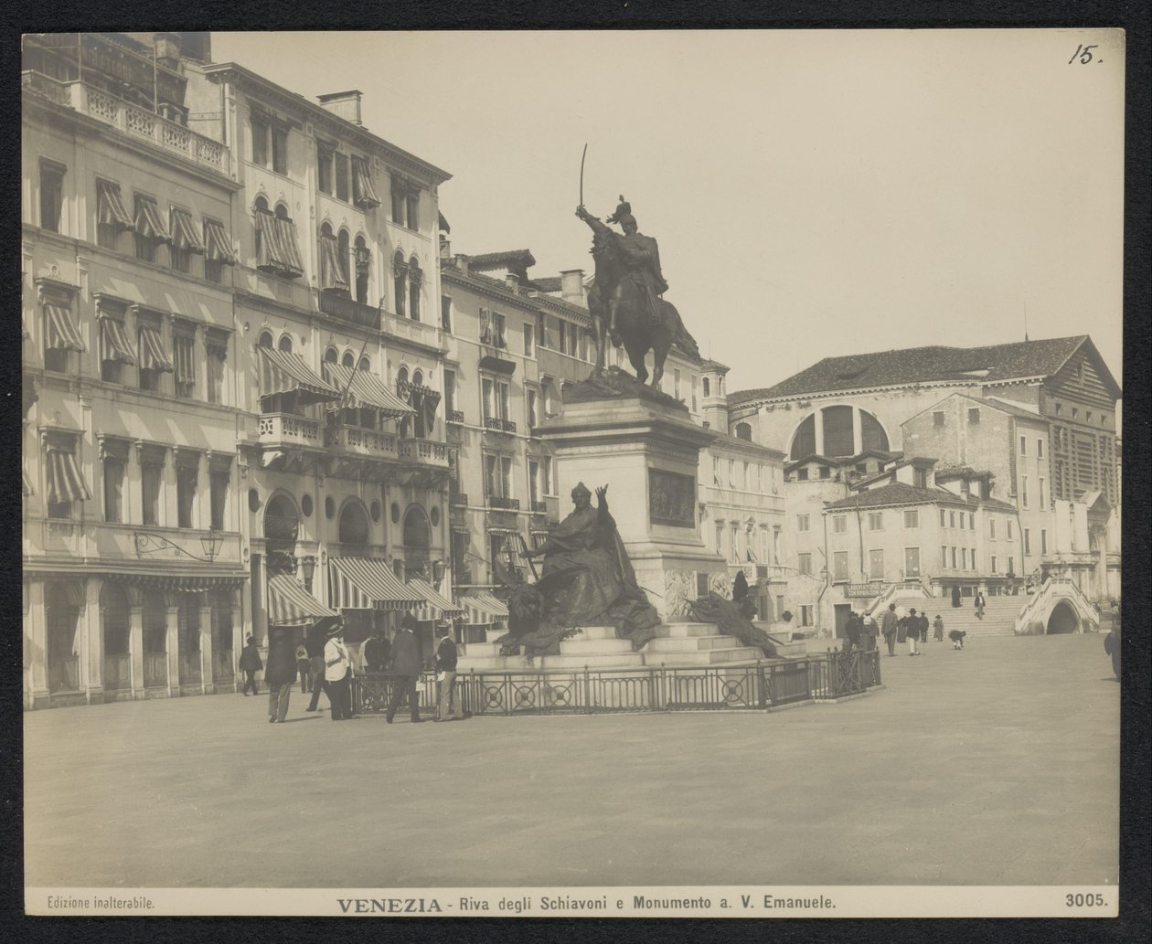 Riva degli Schiavoni te Venetië, tapasi ruiter standbeeld Victor Emmanuel II:n Italiassa Venetsia - Riva degli Schiavoni ja muistomerkki. V. Emanuele (otsikko esineessä) tekijältä Neue Photographische Gesellschaft