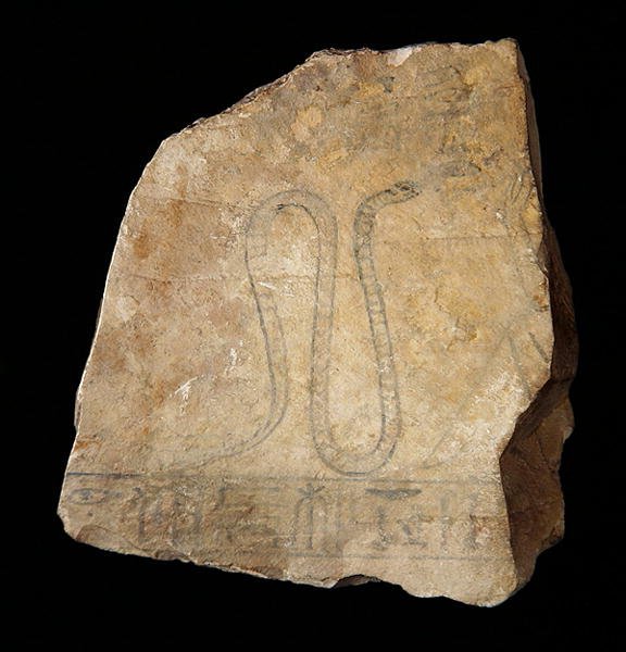 Ostracon koristeltu luonnos naisesta polvistumassa käärmejumalattaren edessä, mahdollisesti Deir el-Medinasta, 19.-20. dynastia, 1200-1153 eKr. (maalattu kalkkikivi) (katso myös 76554) tekijältä New Kingdom Egyptian