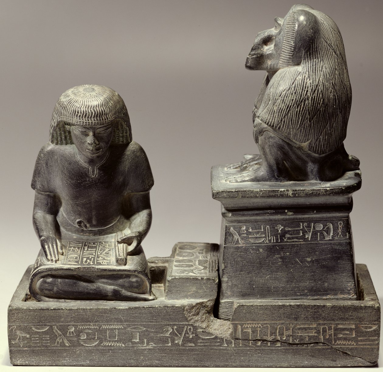 Kuninkaallinen kirjuri Nebmertuf kirjoittaa kuujumala Thothin (liuskeen) suojeluksessa tekijältä New Kingdom Egyptian