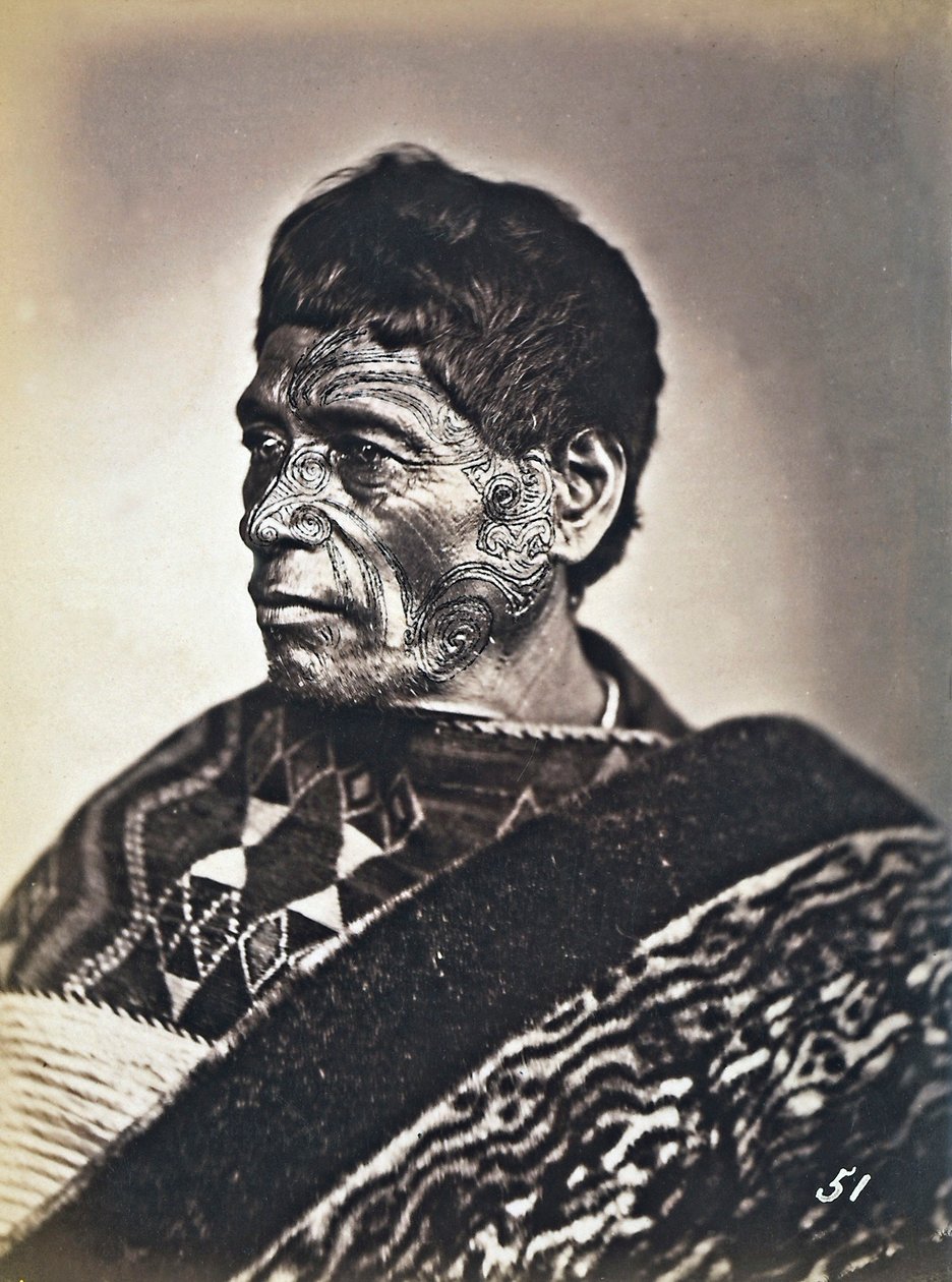 Muotokuva tatuoidusta maorista, n. 1886-88 tekijältä New Zealand Photographer