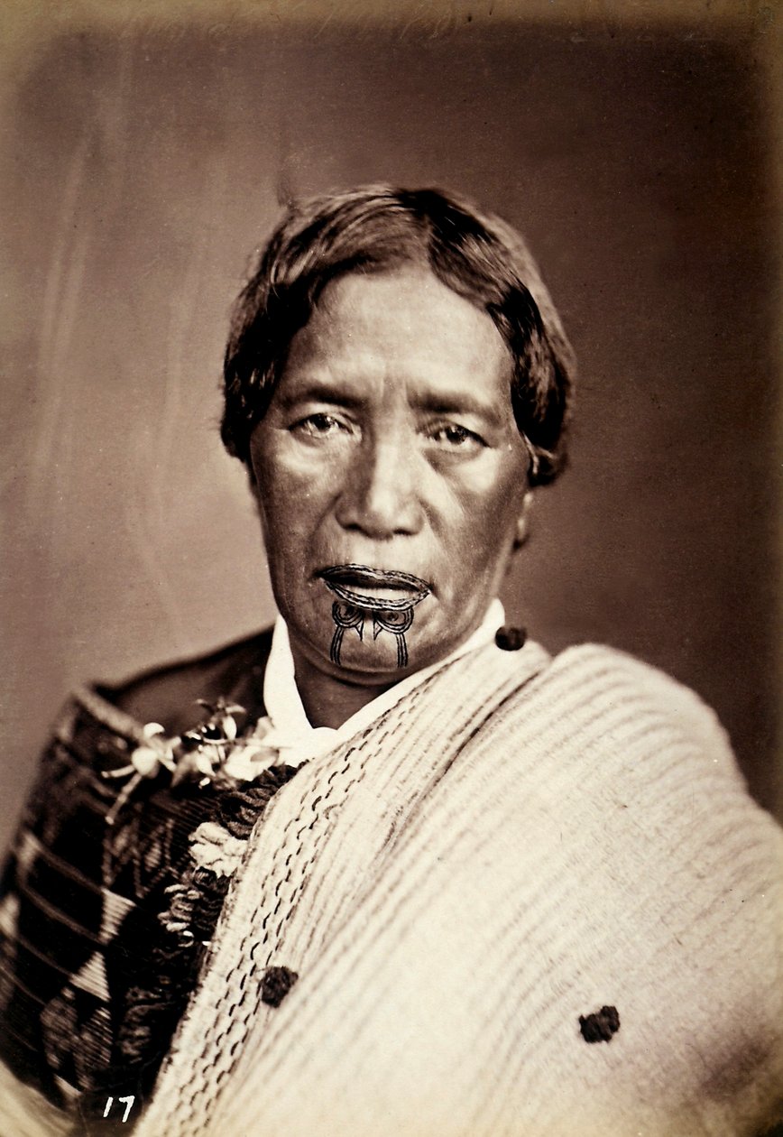 Muotokuva tatuoidusta maorista, n. 1886-88 tekijältä New Zealand Photographer