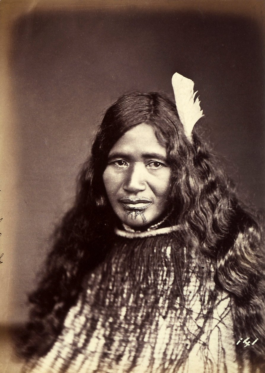 Muotokuva tatuoidusta maorista, n. 1886-88 tekijältä New Zealand Photographer