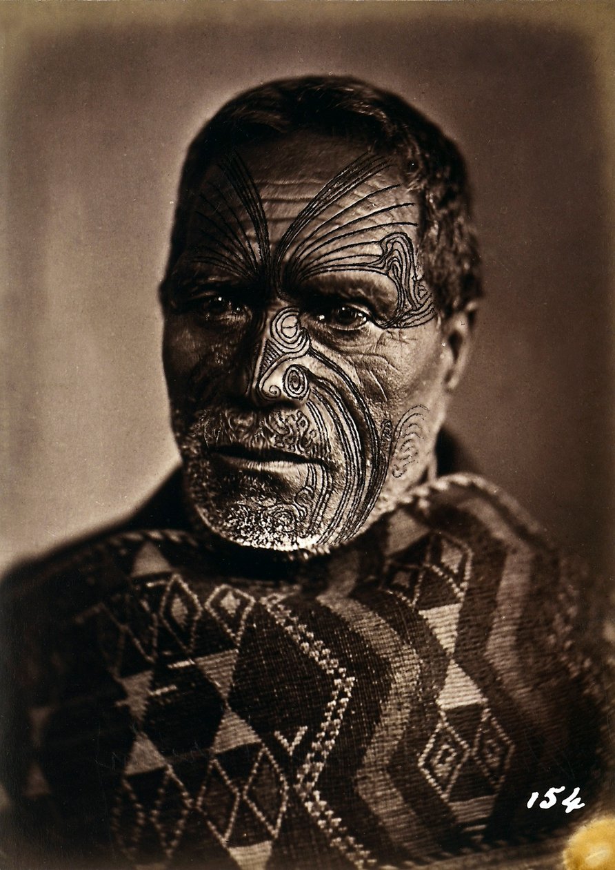 Muotokuva tatuoidusta maorista, n. 1886-88 tekijältä New Zealand Photographer