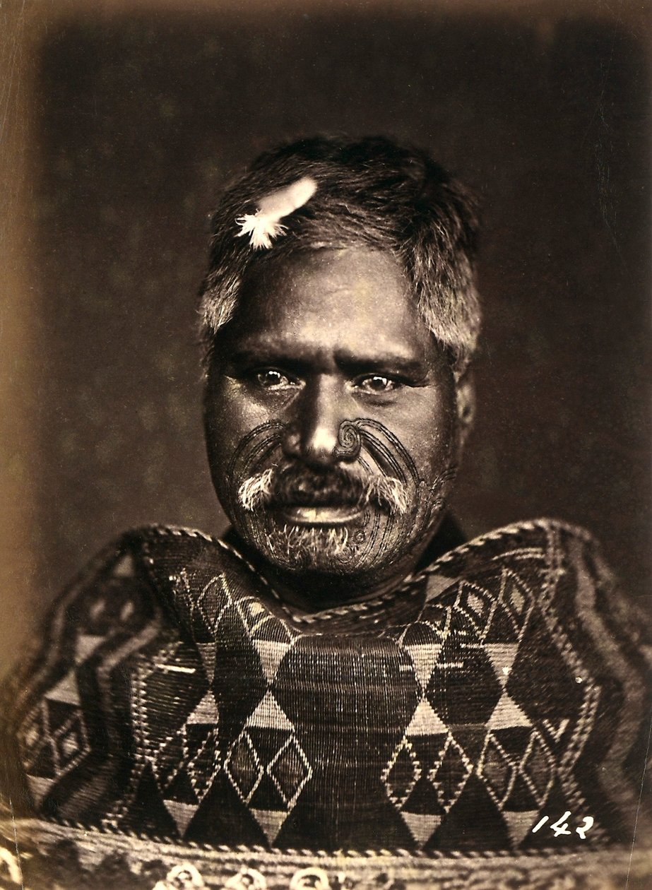 Muotokuva tatuoidusta maorista, n. 1886-88 tekijältä New Zealand Photographer