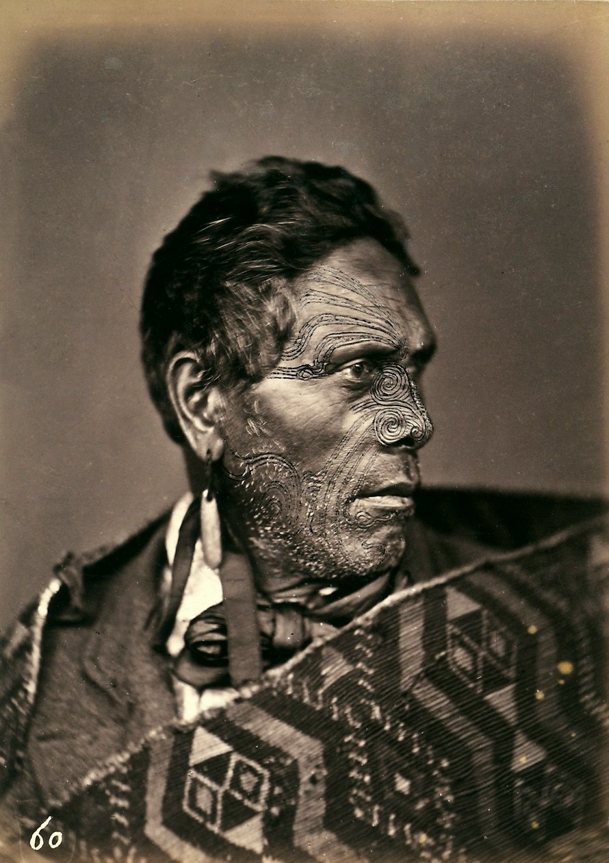 Muotokuva tatuoidusta maorista, n. 1886-88 tekijältä New Zealand Photographer