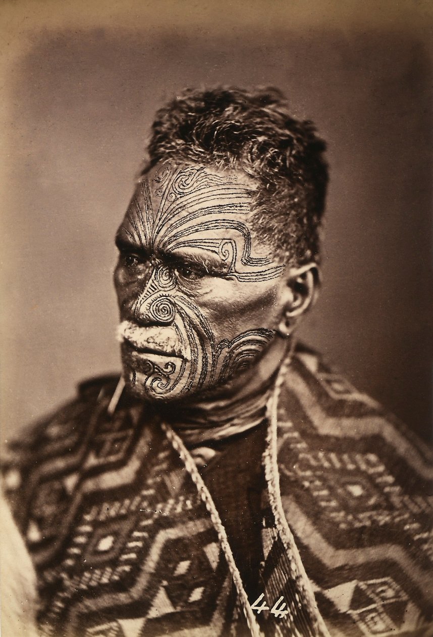 Muotokuva tatuoidusta maorista, n. 1886-88 tekijältä New Zealand Photographer