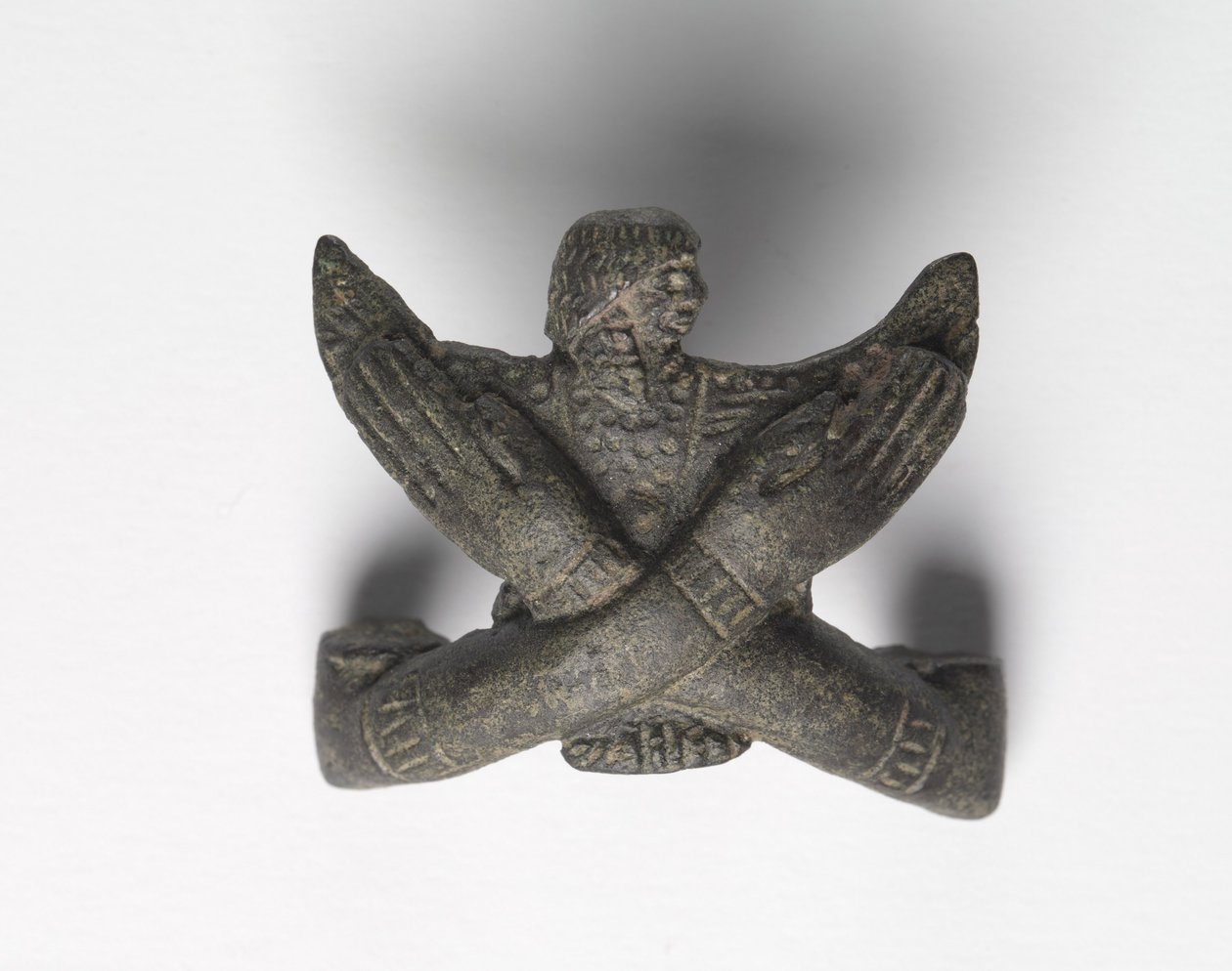 Pronssikiinnike "Shawabty Bundlesta": Crossed Arms, 18. lopusta 19. dynastian alkuun, n. 1336-1256 eaa. tekijältä New Kingdom Egyptian
