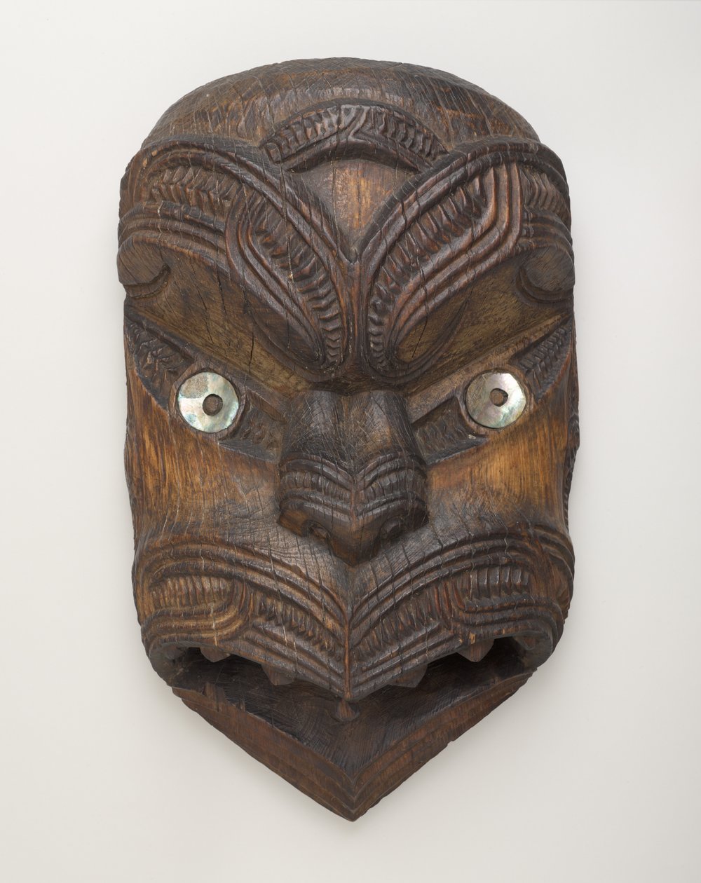 Gable Mask (Koruru) Gisbornessa, North Island, n. 1860 (puu ja paua-kuori) tekijältä New Zealand School