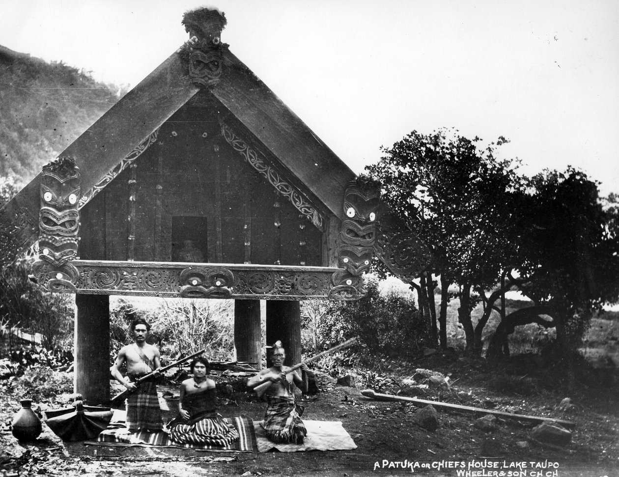 Patuka tai päälliköiden talo, Taupo-järvi, Uusi-Seelanti, n. 1863-80 tekijältä New Zealander Photographer