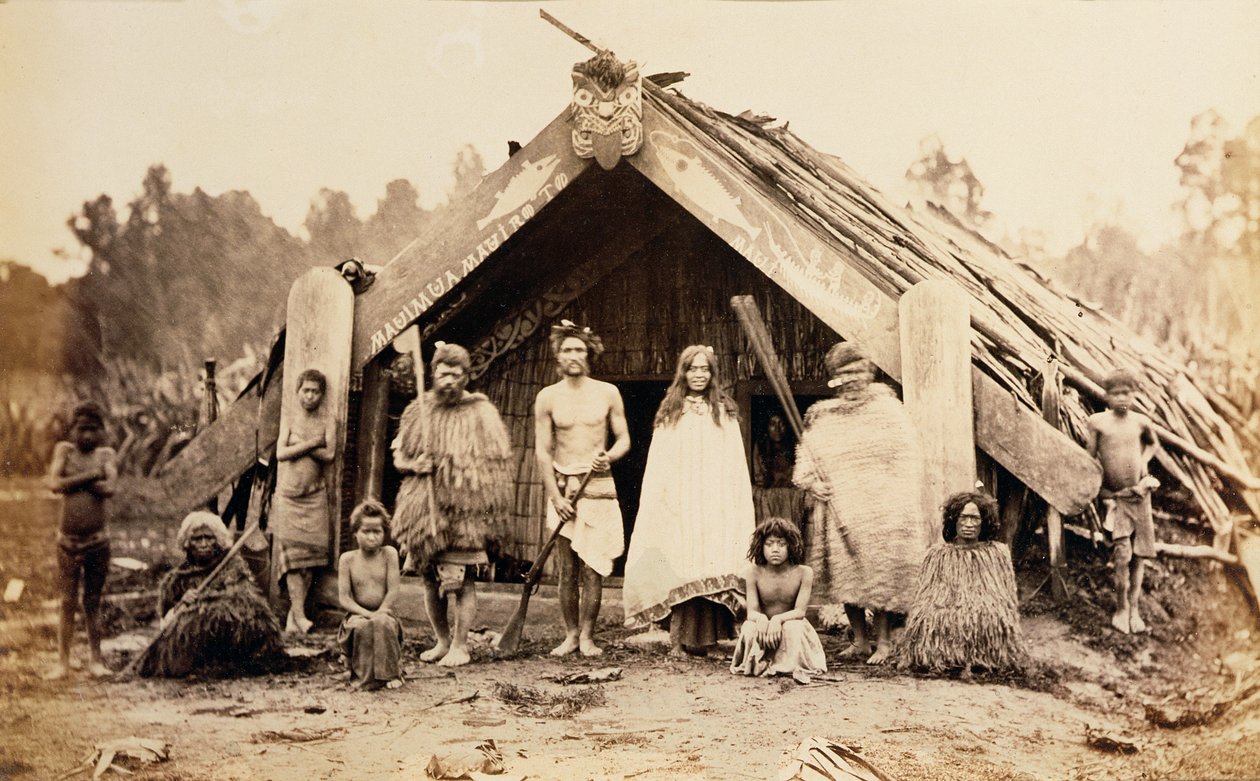 Maorien perhe, Uusi-Seelanti, noin 1880-luku (albumiprintti) tekijältä New Zealander Photographer