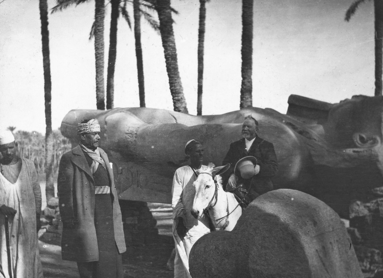 Rameses II:n kaatunut monumentaalinen patsas, Memphis, Egypti, 1890. tekijältä Newton and Co