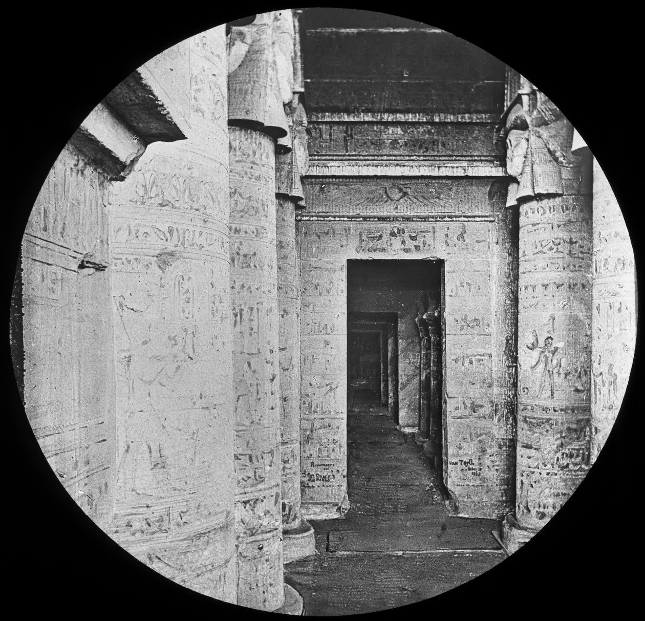 Denderan temppelin sisustus, Egypti, c1890 tekijältä Newton and Co
