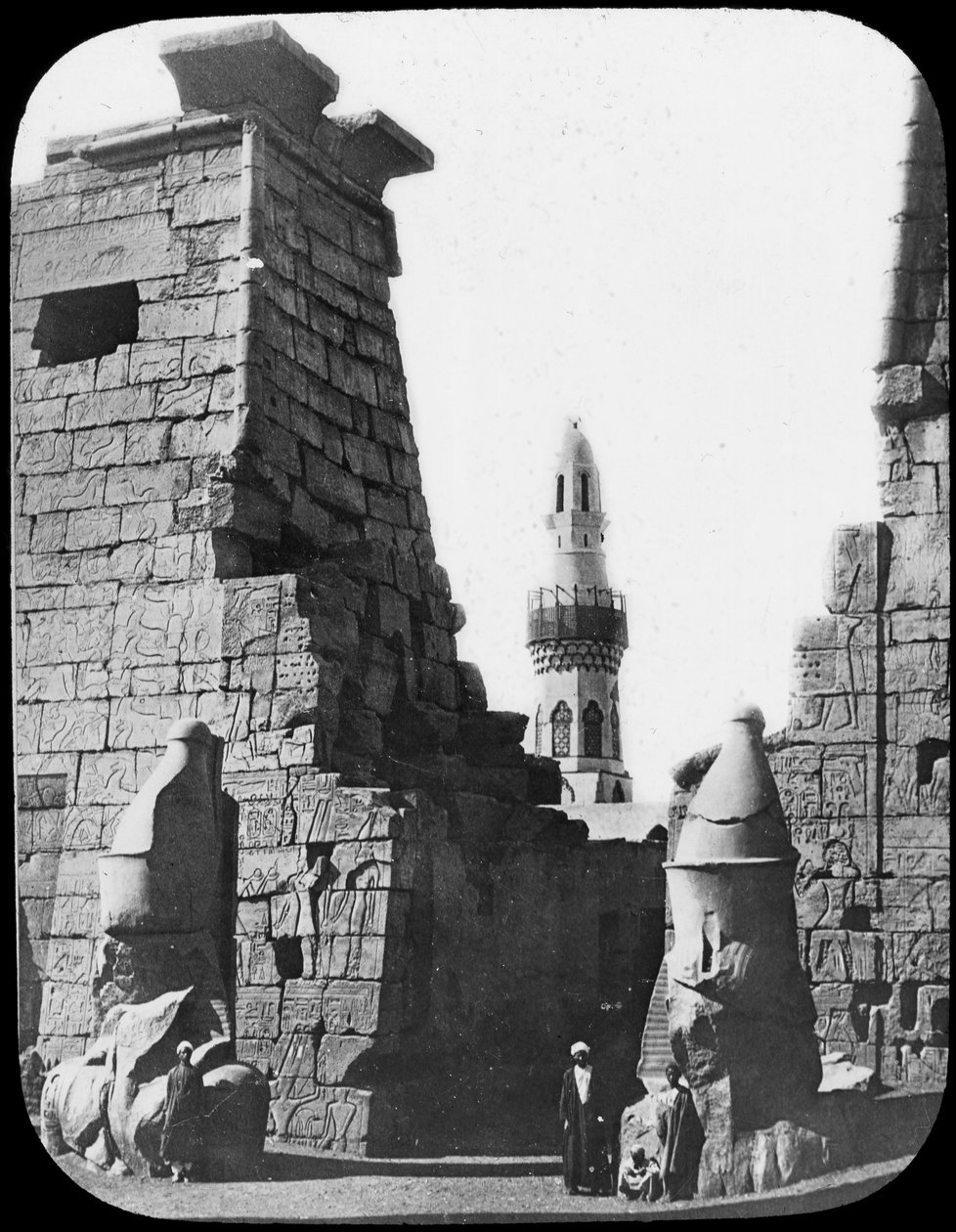 Minareetti ja Luxorin temppelin rauniot, Luxor, Egypti, c1890. Lyhty liukumäki tekijältä Newton and Co