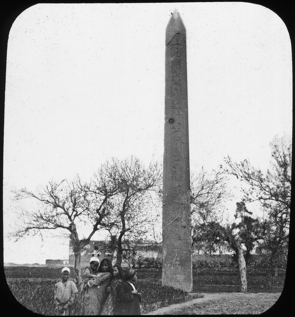 Obeliski, Heliopolis, Egypti, 1890 tekijältä Newton and Co