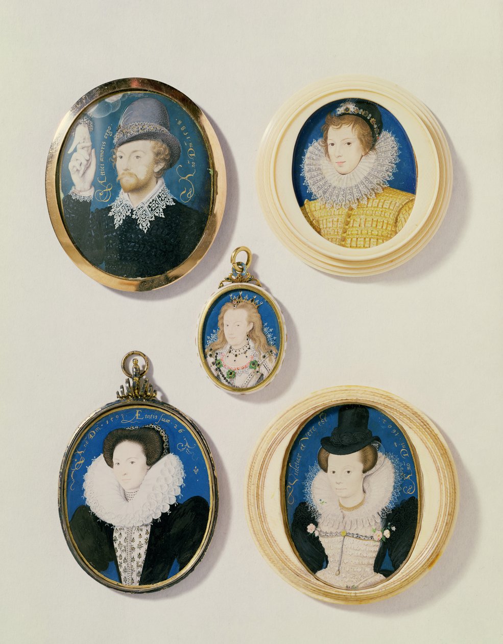 Miniatyyrit L:stä R, T:hen B: Mies kädellä pilvestä; Tuntematon nuori mies, 1588; rouva Holland 26, 1593; Arabella Stuart, Lennoxin herttuatar; Tuntematon Lady tekijältä Nicholas Hilliard