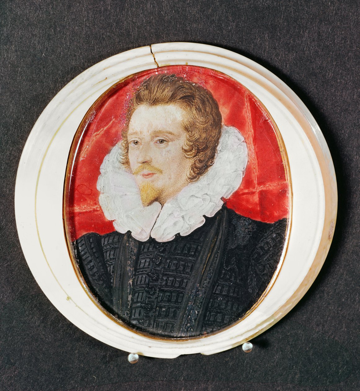 Muotokuva herrasmiehestä, jolla on parta ja röyhelö, n. 1590 tekijältä Nicholas Hilliard