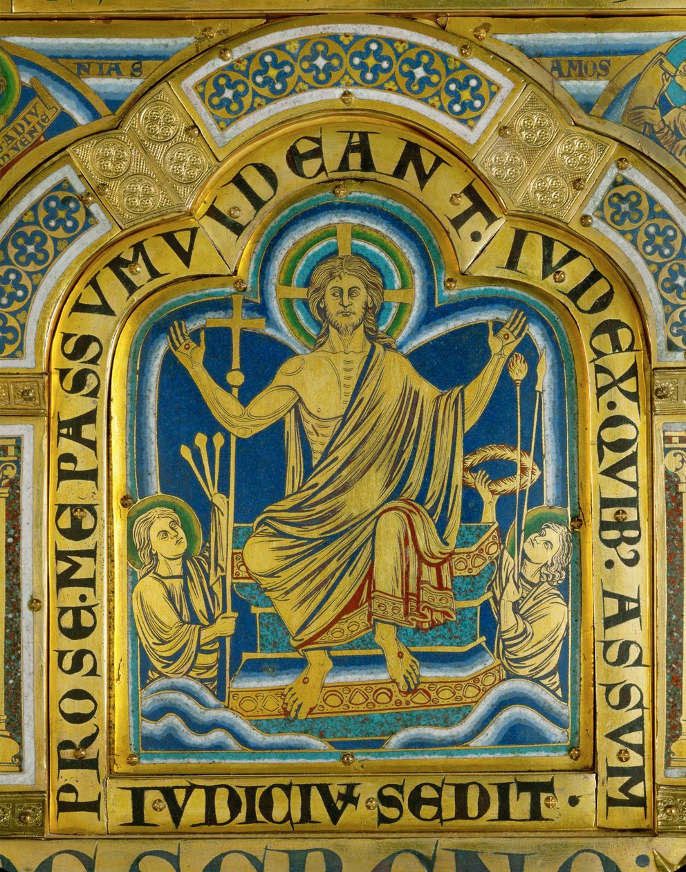 Kristus istuu tuomiossa, pyhimykset kantavat hänen kärsimyksensä välineitä... (emali kullattua kuparia vasten). tekijältä Nicholas of Verdun