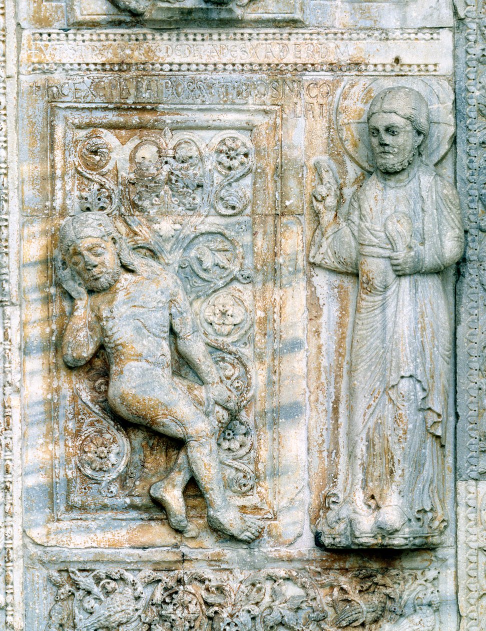 Tarina Aadamista ja Eevasta, länsikuistin eteläpuolelta, n. 1120-38 marmoriyksityiskohta 236811 tekijältä Nicholaus
