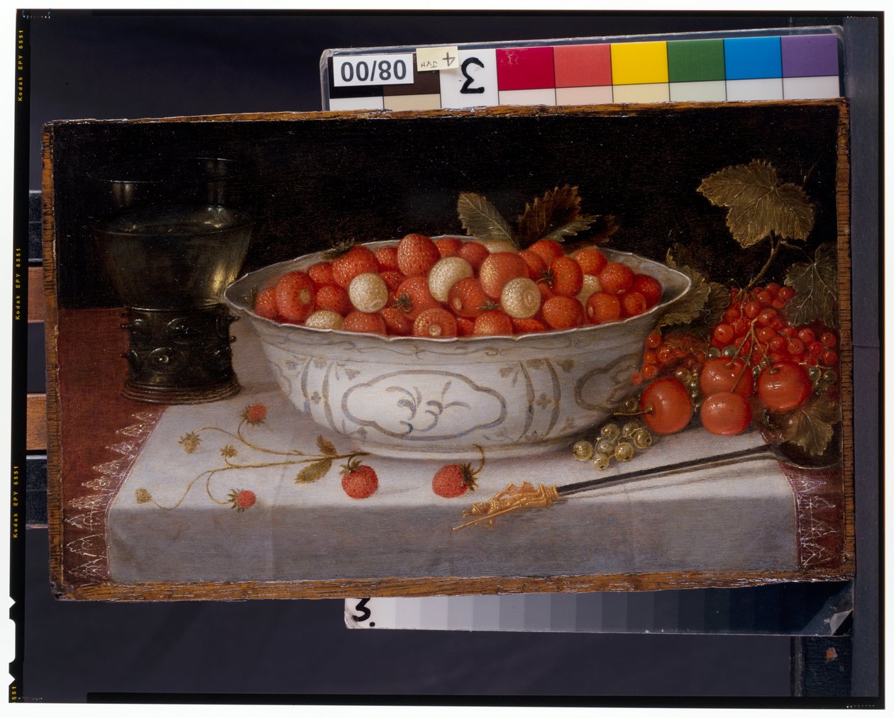 Fraises-De-Boisin asetelma Wanli-posliinikulhossa tekijältä Nicolaes Gillis