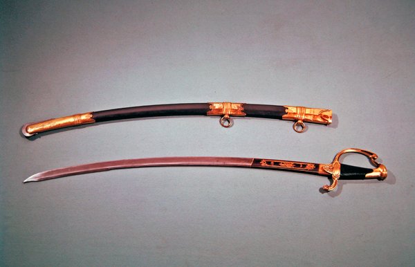 Napoleon Bonaparten antama muistomiekka hänen auttamisestaan hänen onnistuneessa vallankaappauksessa Saint Cloudissa 18. brumaire ja 8 (9. marraskuuta 1799) (metalli) tekijältä Nicolas Noel Boutet