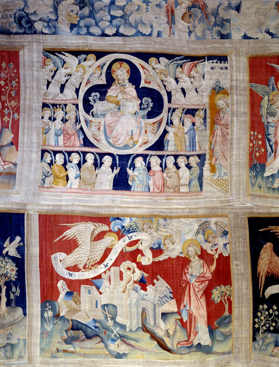 Ilmestyksen esirippu (1373-1383), n. 13: Jumala ja Karitsa, Kristuksen symboli. Alla, n. 20, kolme enkeliä vapauttavat voimat. Nicolas Bataillen kuvakudos (1330-1405) tekijältä Nicolas Bataille
