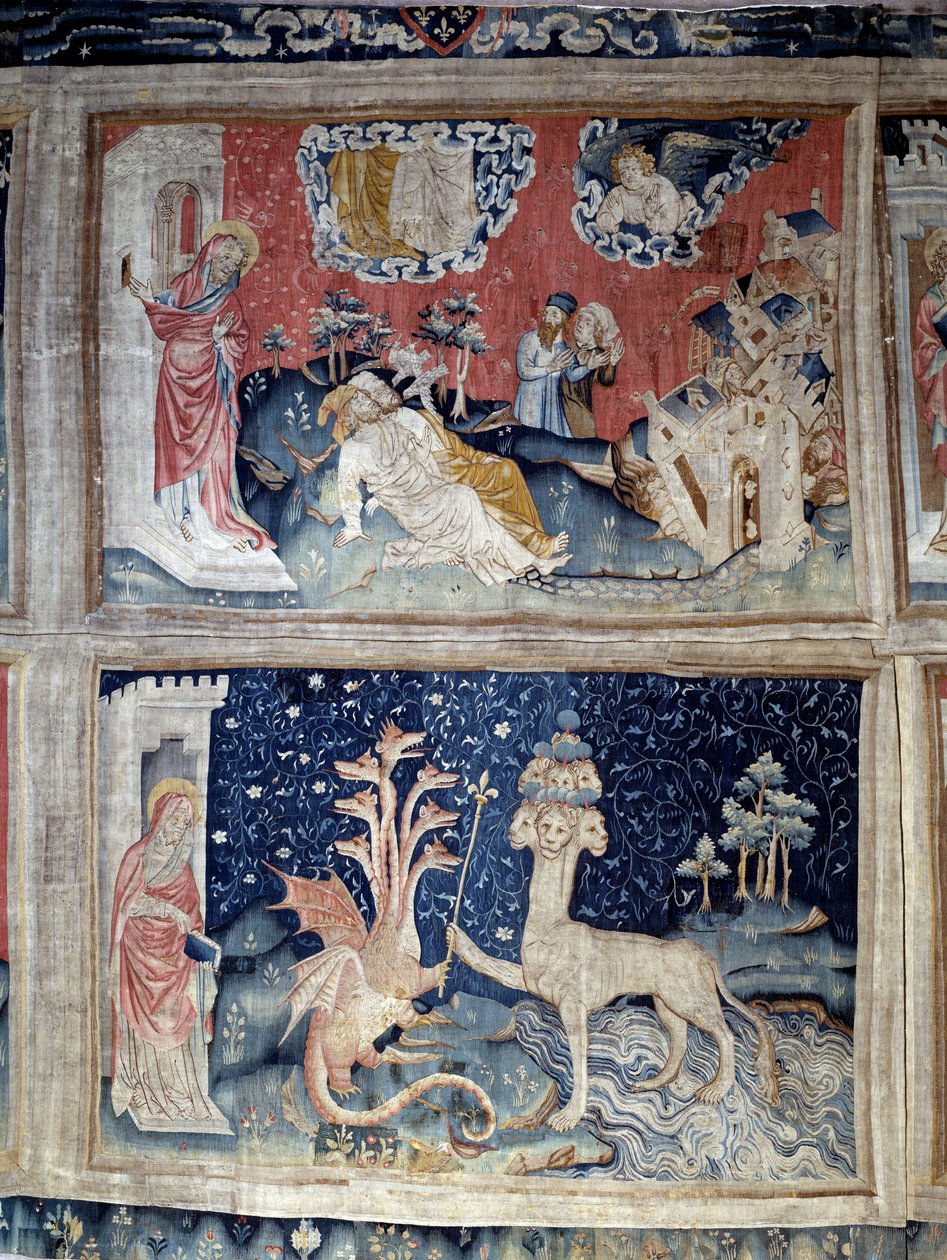 Ilmestyskirjan esirippu (1373-1383). No 31 korkein: Jean yllättynyt kahden ystävän ylösnousemuksesta. N° 38 pohja: lohikäärme antaa kuninkaallisen valtikan pantterille (saatanan ilmentymä). Nicolas Bataillen kuvakudos (1330-1405) tekijältä Nicolas Bataille