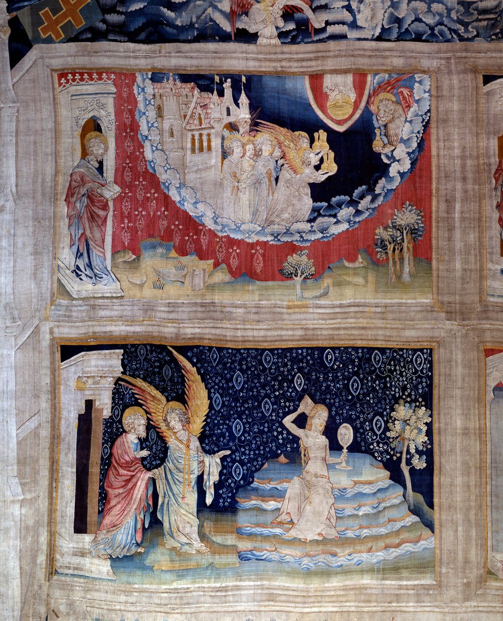 Ilmestysesirippu (1373-1383) nro 64: enkeli näyttää Johannekselle Babylonin tuomitsemisen, epäjumalanpalveluksen symbolin, joka on luonut kaikki kansat järjestelyillään. Alhaalla: Babylon, saatanan palveluksessa oleva prostituoitu lämmittää hiuksensa vaale tekijältä Nicolas Bataille