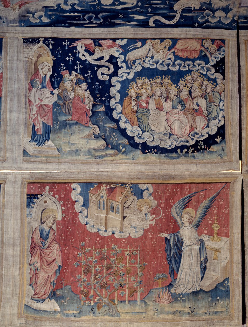 Ilmestyskirjan ripustus (1373-1383), n. 48: Karitsan nousu, valittujen laulu. Alla, n. 54, enkeli tulee ulos temppelistä terävällä sirppillä, toinen enkeli käskee häntä korjaamaan maan viinitarhoja. Nicin kuvakudos tekijältä Nicolas Bataille