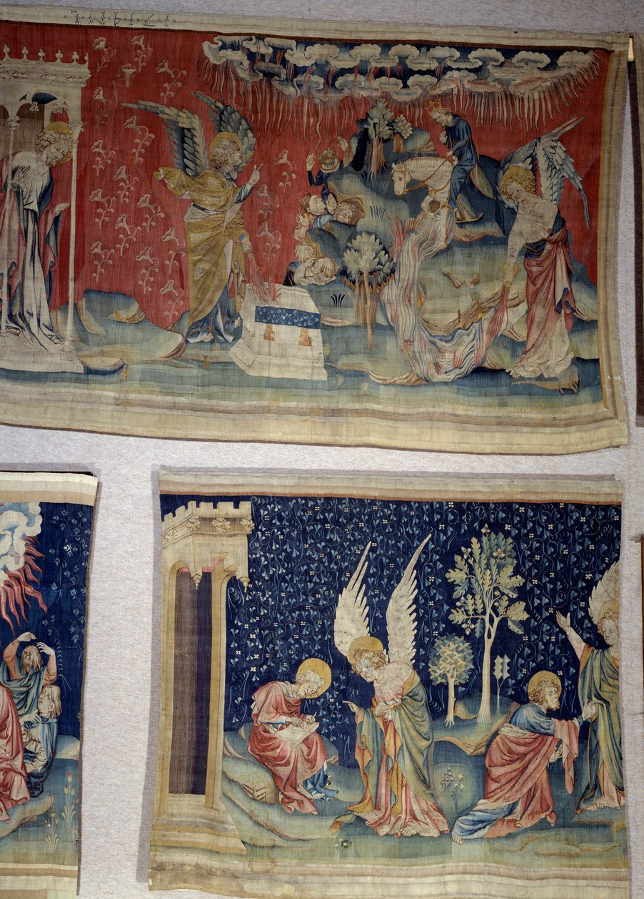 Ilmestyskirjan ripustus (1373-1383), n. 61: viides enkeli kaatoi pullansa Beten valtaistuimelle, kuudes tyhjänä Eufratille. Alla, n. 70, palveluskumppani sanelee Pyhälle Johannekselle ja neuvoo häntä palvomaan Jumalaa eikä häntä. Kuvakudos Ni tekijältä Nicolas Bataille