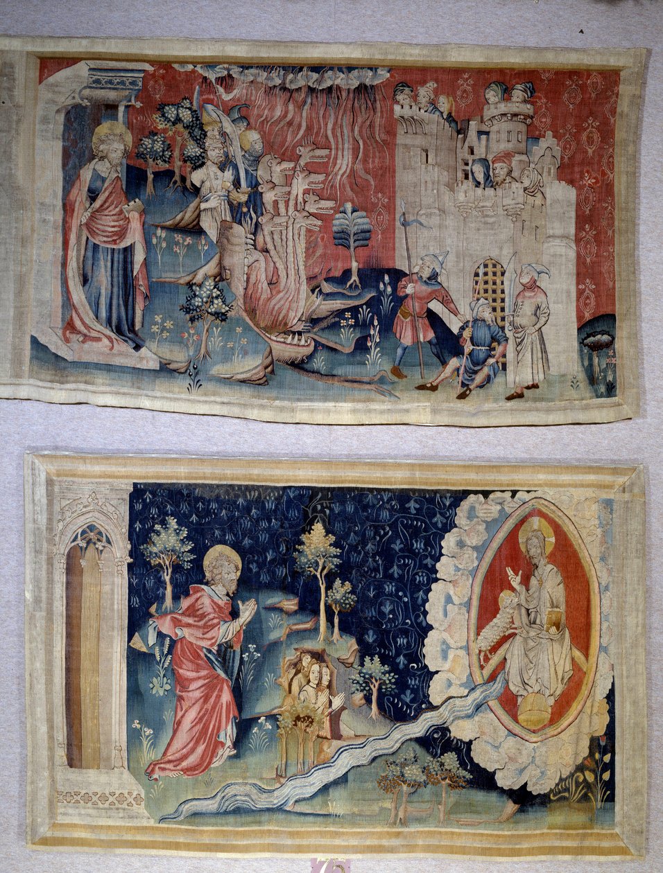 Ilmestyskirjan ripustus (1373-1383), n. 72: Saatana piirittää kaupunkia. N. 74: Pyhä Johannes ennen Kristusta. Nicolas Bataillen kuvakudos (1330-1405) tekijältä Nicolas Bataille