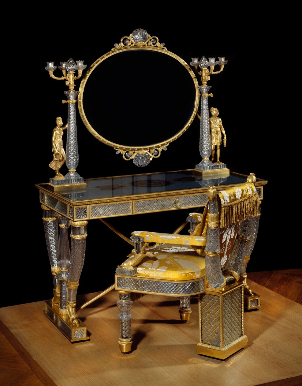Berryn herttuattaren pöytä ja wc-tuoli (Marie Caroline Ferdinande Louise de Bourbon, kahden Sisilian prinsessa (Deux Sicilies) (1798-1870). Kristalli, kultainen pronssi ja eglomise-lasi. Huonekalut on valmistanut Nicolas Henri Jacob (1782-1871) ) tekijältä Nicolas Henri Jacob
